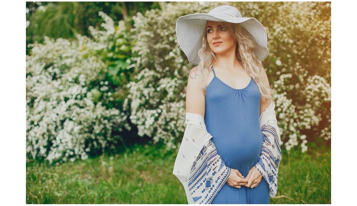 Jak ubierać się w ciąży latem? Poznaj modne sukienki ciążowe na lato 2024!