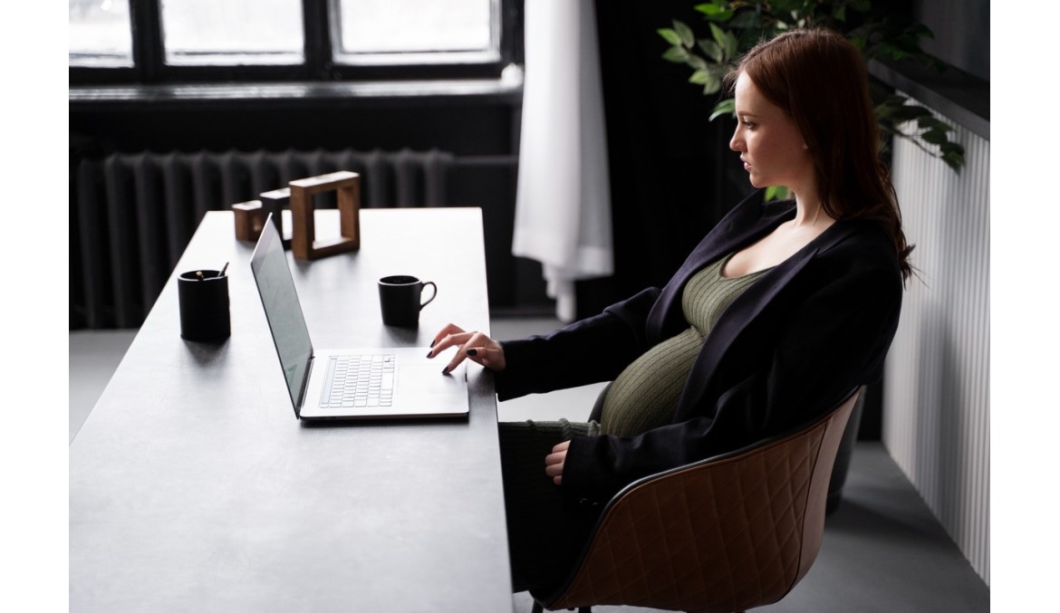 Home office w ciąży? Co nosić, by czuć się komfortowo przez cały dzień?