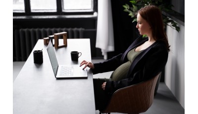 Home office w ciąży? Co nosić, by czuć się komfortowo przez cały dzień?