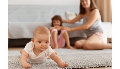 Kiedy dziecko zaczyna raczkować?