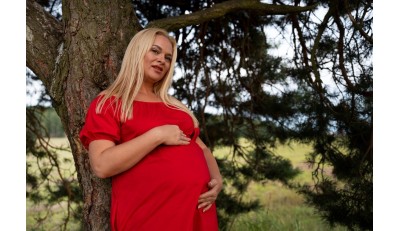 Jak ubierać się w ciąży wiosną? Sprawdź, co jest modne w 2026 roku!